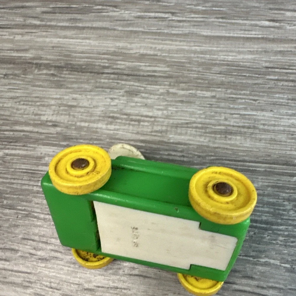 Vintage Fisher Price Little People Green Car Yellow Wheels Plastic Toy Vehicle‎